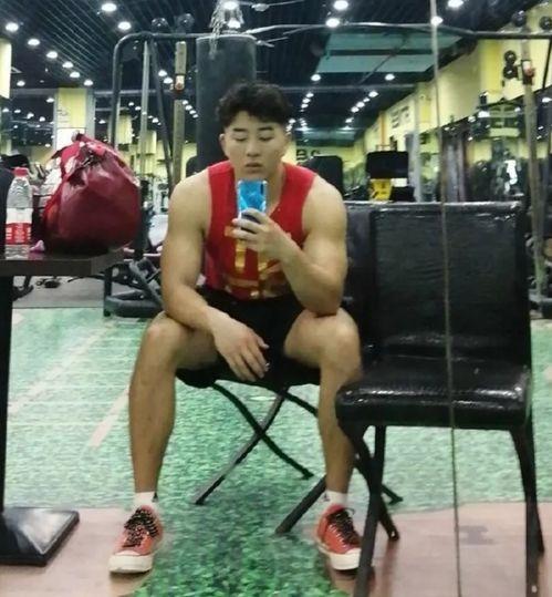 上海健身小哥吃瓜事件,一场吃瓜引发的健身圈热议