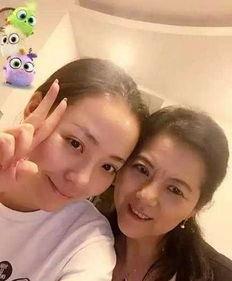 女儿给妈妈吃瓜,女儿给妈妈送瓜的温馨瞬间