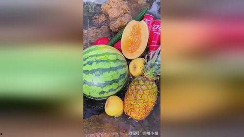 溪边吃瓜照片,夏日悠闲时光