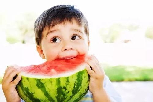 小孩吃脆皮瓜,小孩喜爱的夏日美味