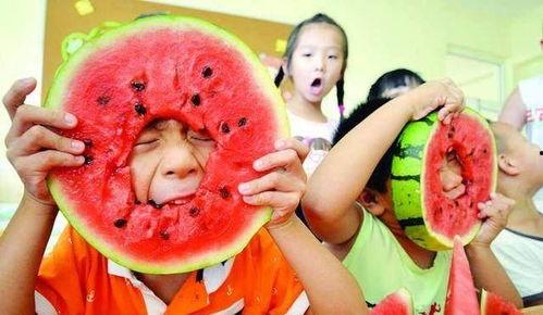 女生回复吃瓜吃,女生吃瓜吃出欢乐时光