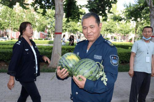 大叔吃的瓜很甜,大叔的甜蜜瓜果生活