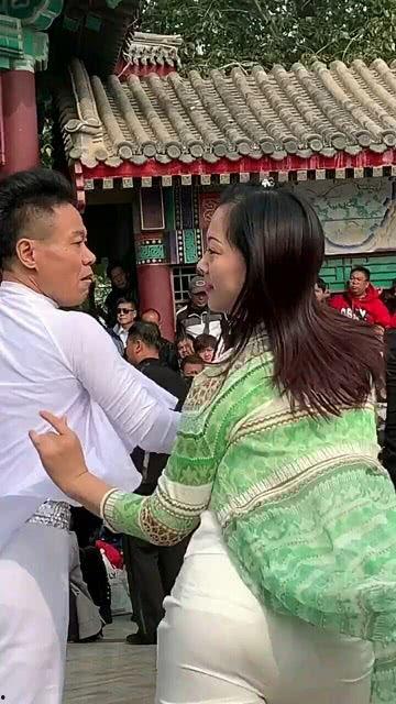 广场舞吃瓜者,广场舞热潮下的“吃瓜”现象解析