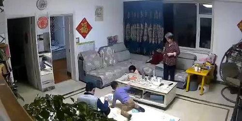 姐弟打架奶奶 吃瓜,家庭欢乐瞬间