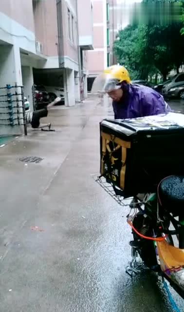 侧躺吃瓜,畅享夏日吃瓜新体验