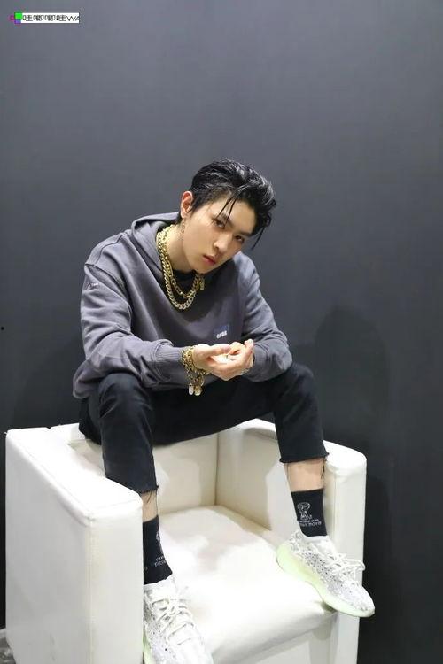 侃爷妻子吃瓜,侃爷妻子意外成为“吃瓜群众”焦点