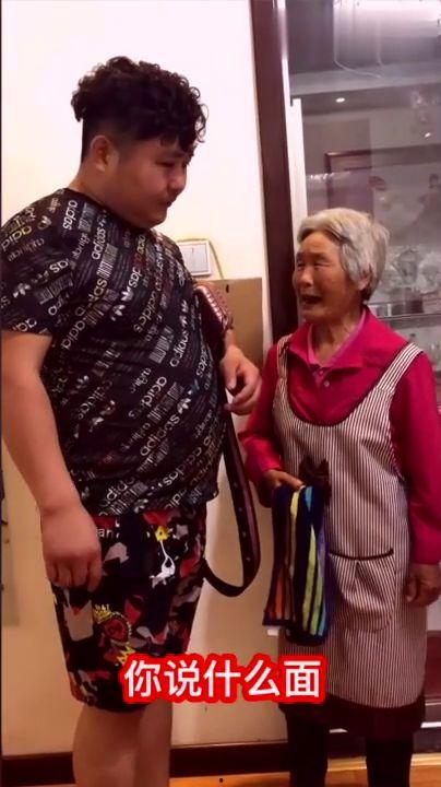 大妈小伙吃瓜,揭秘生活百态