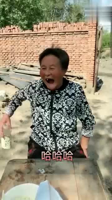 大妈小伙吃瓜,揭秘生活百态