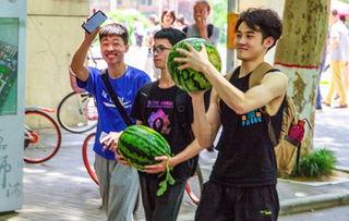 兰州吃瓜事件高校,高校学子热议校园现象背后的文化反思