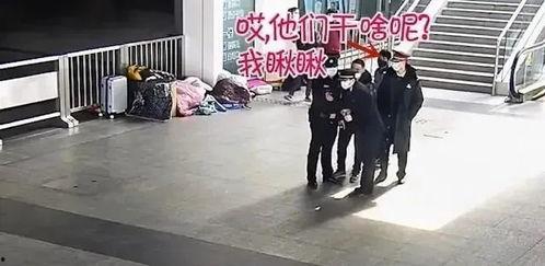 民警吃瓜看热闹,现场直播看热闹