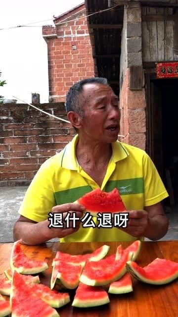 瓜摔满地老爷爷吃瓜后续,温馨一幕引发网友热议