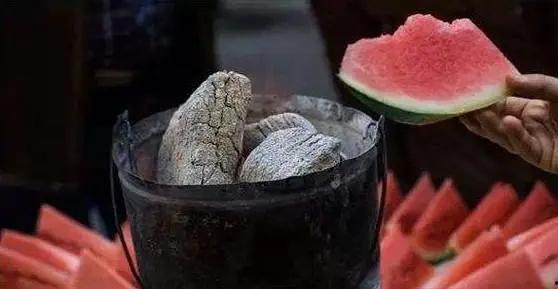 围火炉吃瓜,共享冬日暖意