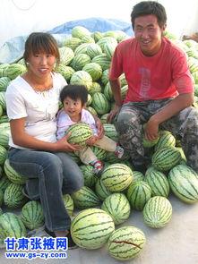 围火炉吃瓜,共享冬日暖意