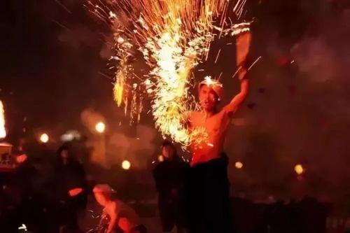 吃瓜看打铁花,打铁花表演魅力无限