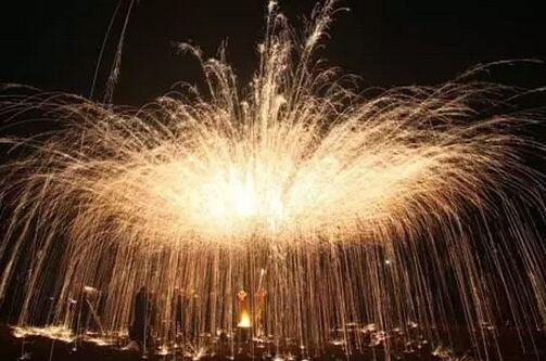 吃瓜看打铁花,打铁花表演魅力无限